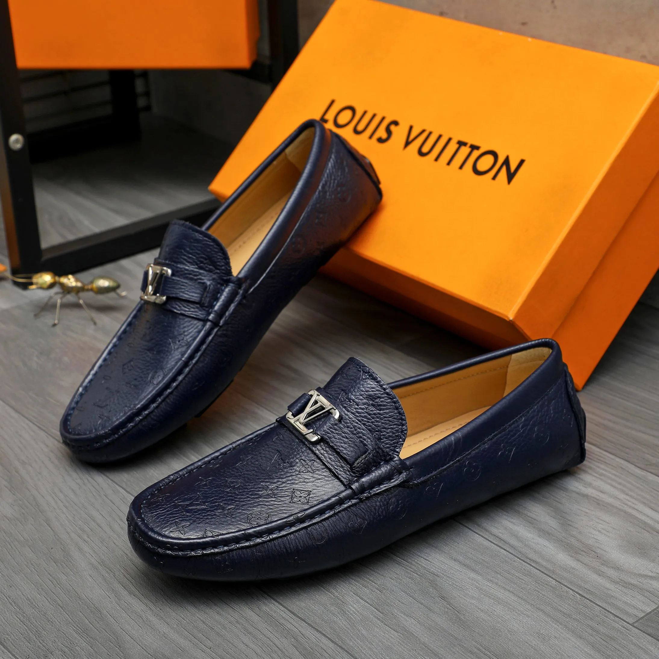 Men's shoes 💰p420 Product trademark: LV (Louis Vuitton) casual slip-on men's shoes Regular size: 38-44 Product material: Selected pebbled cowhide embossed upper, sheepskin lining, rubber outsole